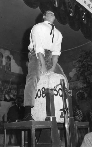 Arnold Schwarzenegger lifting the bavarian stone, 1967